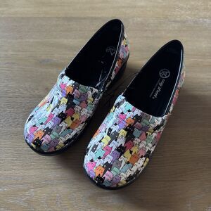 BRAND NEW Easy Street Womens Clogs CATS Pattern Shoes Nerd Nurse Sz 10W NWOT